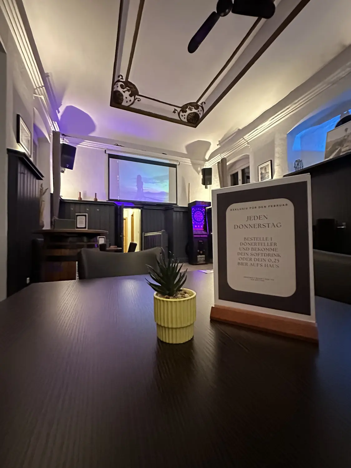 Tische mit Blick auf die Leinwand